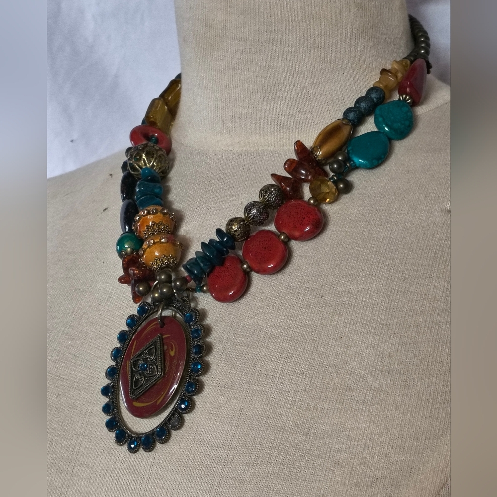 Vibrant Oval Pendant Beaded Necklace